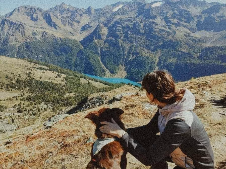 Maria Luisa Gaiser mit Hund in den Bergen